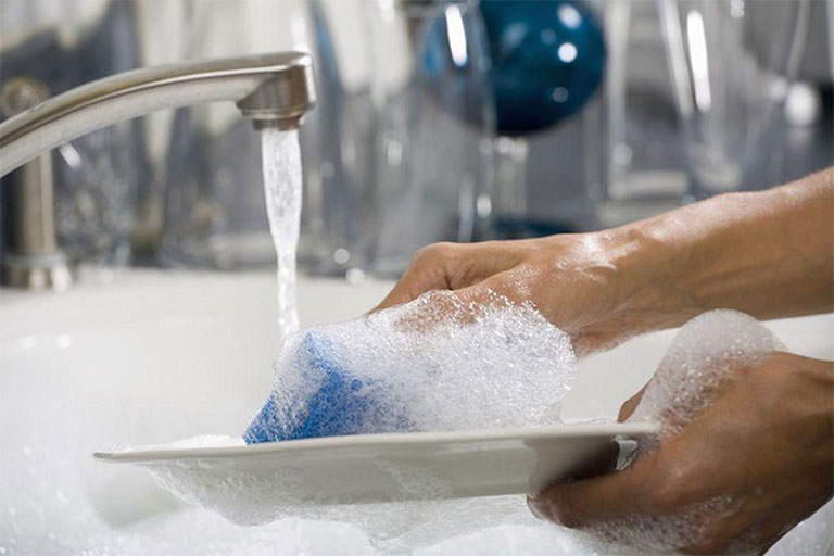 Thường xuyên tiếp xúc chất tẩy rửa tăng nguy cơ bị á sừng
