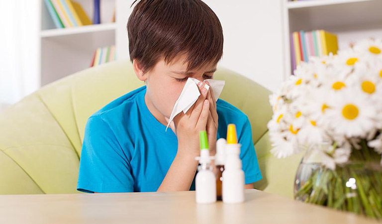 Bệnh có thể xảy ra do trẻ tiếp xúc với các chất gây kích ứng