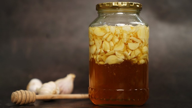 Tỏi ngâm mật ong cũng mang lại nhiều hiệu quả trong điều trị viêm da