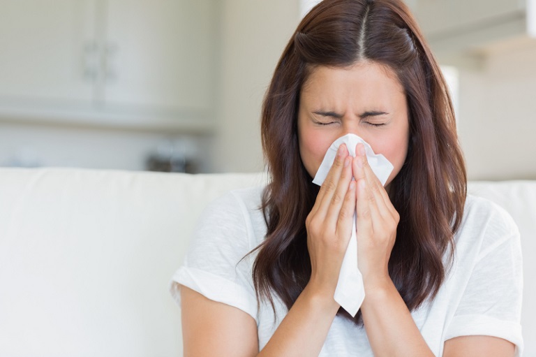 Bệnh còn gây ra tình trạng nghẹt mũi, chảy nước mũi