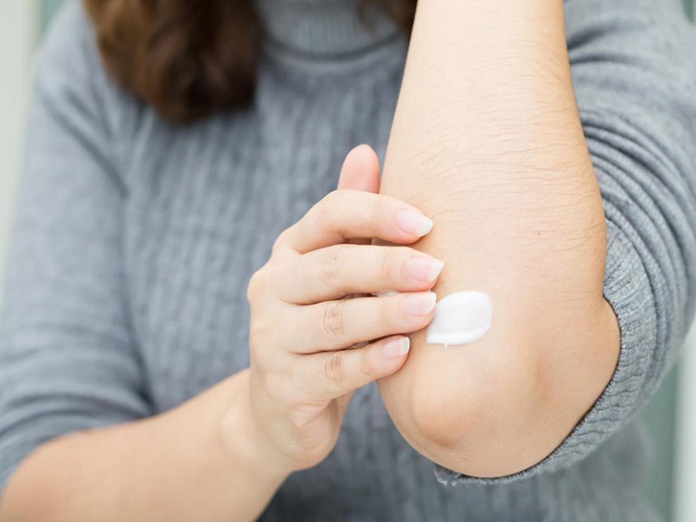 Bôi kem dưỡng ẩm giúp làm giảm ngứa ngáy bong tróc trên da