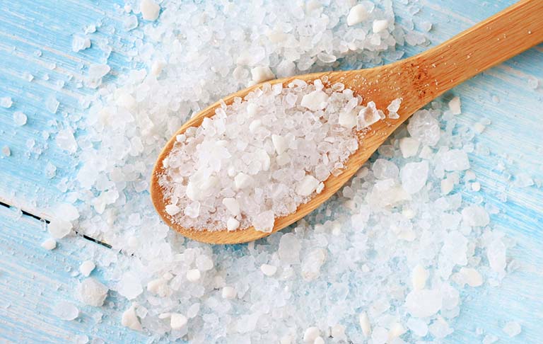 Người có làn da nhạy cảm có thể sử dụng muối biển hoặc nước muối tinh chế