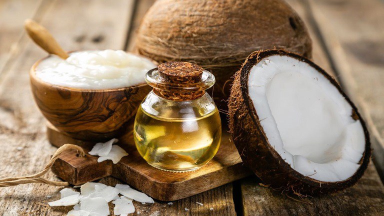 Người bệnh có thể sử dụng dầu dừa để cải thiện tình trạng viêm da cơ địa