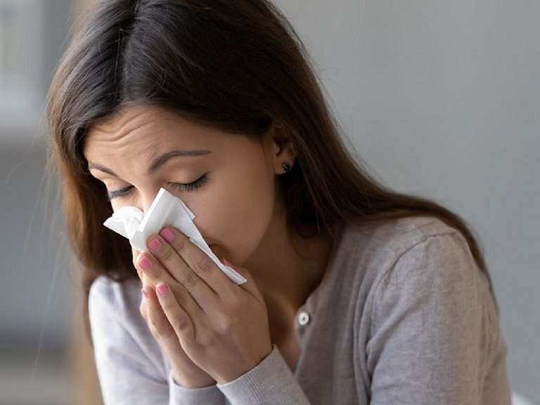 Sổ mũi, hắt hơi là dấu hiệu điển hình của bệnh 