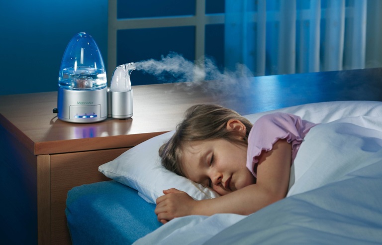 Sử dụng máy tạo độ ẩm hoặc máy lọc không khí trong phòng ngủ