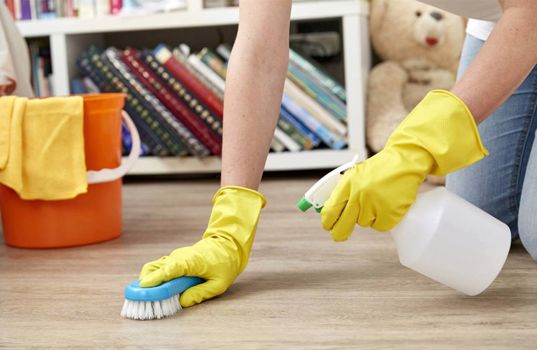 Vệ sinh nhà cửa sạch sẽ để loại bỏ vi khuẩn, virus