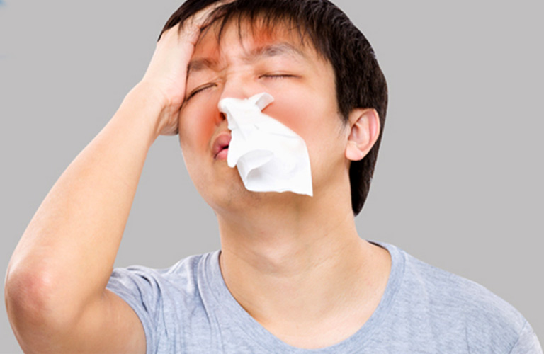 Người bệnh có cảm giác nghẹt mũi, đau nhức vùng mặt