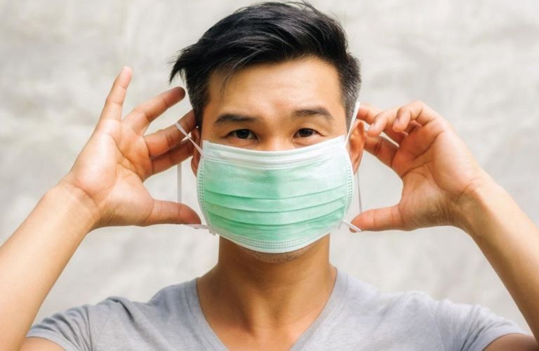 Đeo khẩu trang khi ra ngoài để tránh tiếp xúc dị nguyên