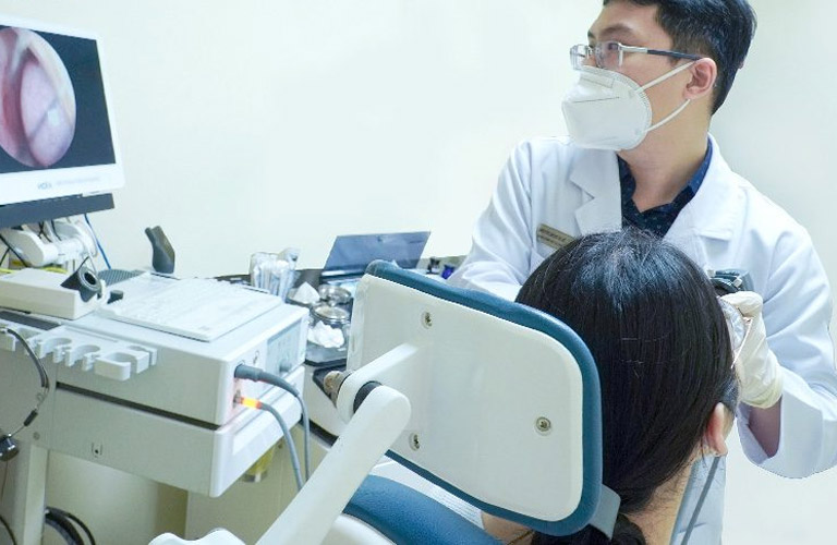 Đến bệnh viện thăm khám để được bác sĩ chẩn đoán, điều trị sớm