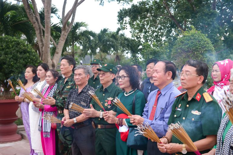 Bác sĩ Lê Phương thắp hương tưởng nhớ các anh hùng liệt sĩ