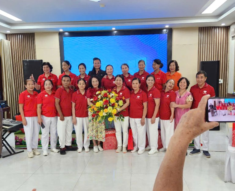 Bác sĩ Lê Phương gặp gỡ và động viên Chi hội Giáo dục Chăm sóc sức khỏe cộng đồng Quảng Trị