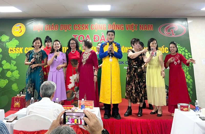 Buổi tọa đàm kết thúc trong không khí giao lưu vui vẻ