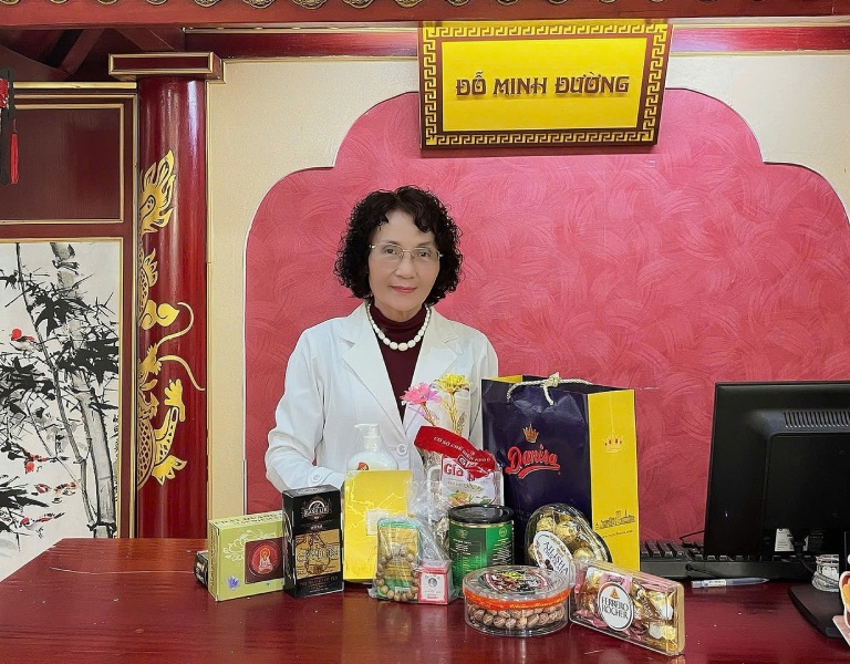 Bác sĩ Lê Phương nhận được món quà phương của bệnh nhân nhân ngày Thầy thuốc Việt Nam 27/2