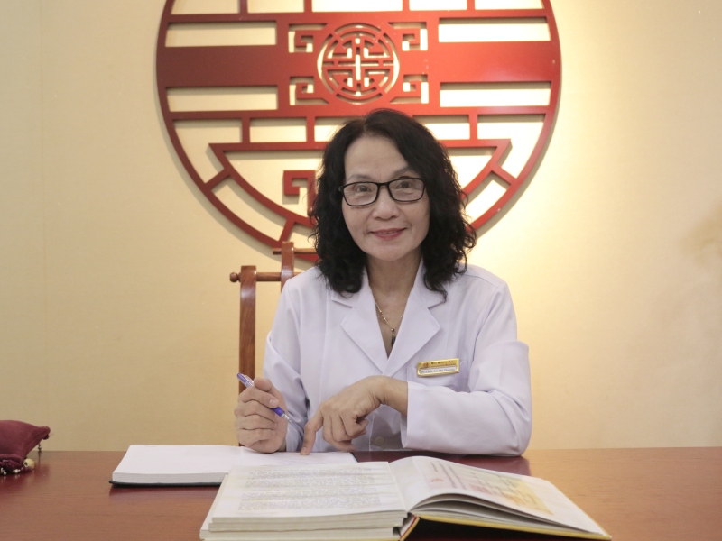 Bác sĩ Lê Phương đã có hơn 40 năm kinh nghiệm khám chữa bệnh viêm da bằng YHCT