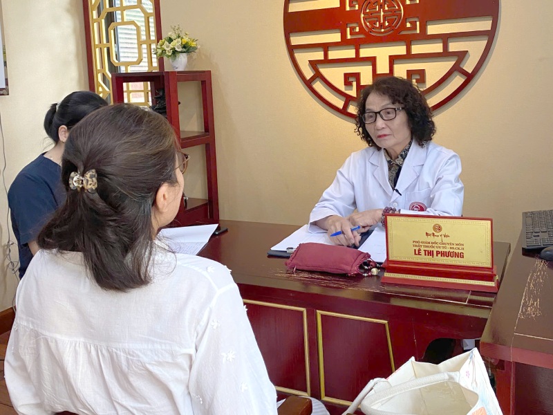 Bác sĩ Lê Phương luôn lắng nghe và đồng hành cùng người bệnh trong suốt quá trình điều trị