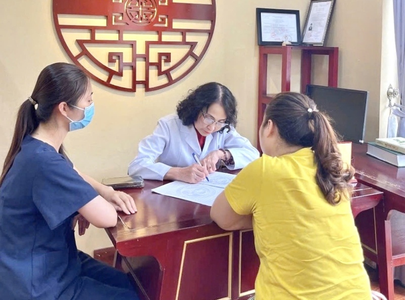 Bác sĩ Lê Phương đã có hơn 40 năm kinh nghiệm khám chữa bệnh phụ khoa bằng YHCT