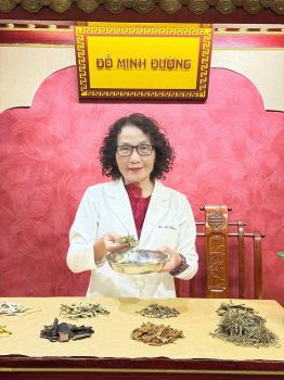 Bác sĩ Phương tự tay kê đơn bốc thuốc